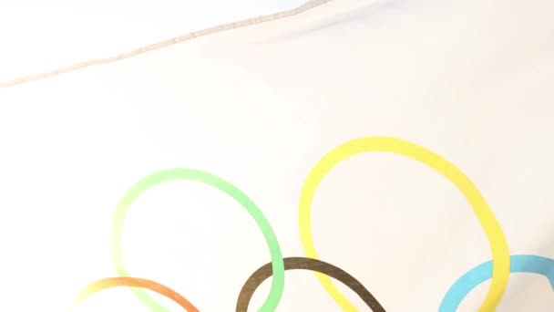 Олімпійський Прапор Пурхає Вітром Тлі Неба Сонце Зблизька Символ Олімпійських — стокове відео