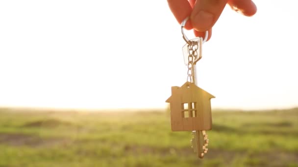 Llave Casa Con Llavero Mano Fondo Del Cielo Luz Del — Vídeos de Stock