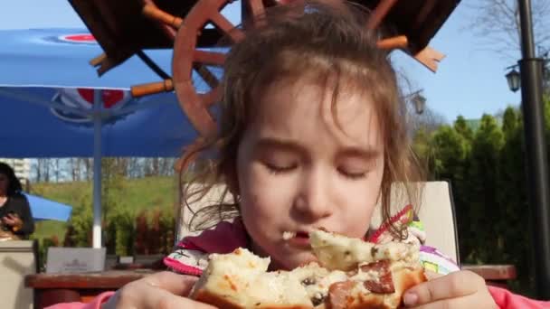 Fille Est Drôle Mange Pizza Avec Appétit Dans Café Rue — Video