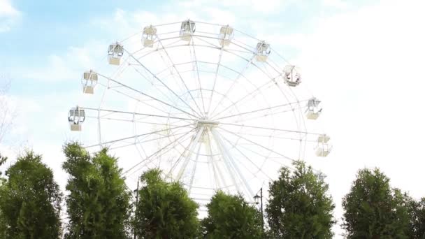 Una Ruota Panoramica Bianca Nel Parco Gira Contro Cielo Blu — Video Stock