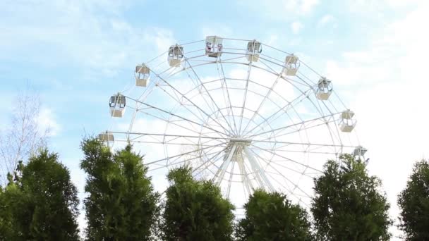 Ett Vitt Pariserhjul Parken Snurrar Mot Blå Himmel Med Moln — Stockvideo