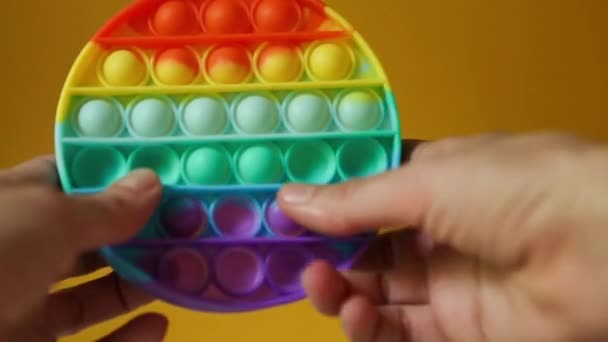 Kind Spielt Mit Touch Stress Silikon Pop Spielzeug Finger Drücken — Stockvideo
