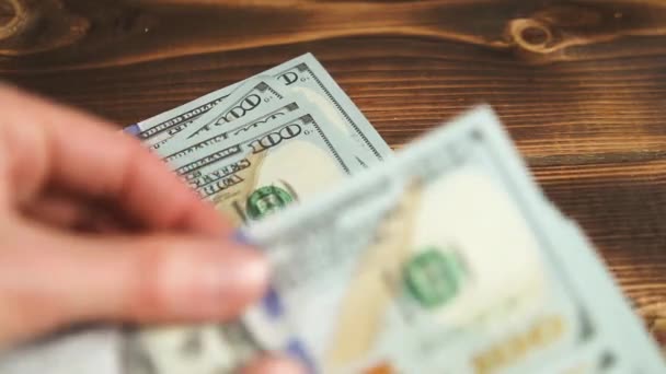 Elleri Faturaları Sayar Dolarları Tahtadan Bir Masaya Yatırır Banknotları Çevirirler — Stok video