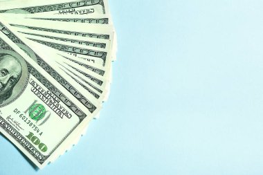 Cyan arka planda 100 dolarlık banknotlar, 100 dolar. Concept Business, finans, yatırım, nakit ödeme, tasarruf ve zenginlik. Boşluğu kopyala