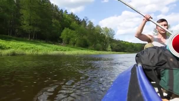 Homme Canot Pagaie Travers Eau Randonnée Pédestre Kayak Sur Rivière — Video