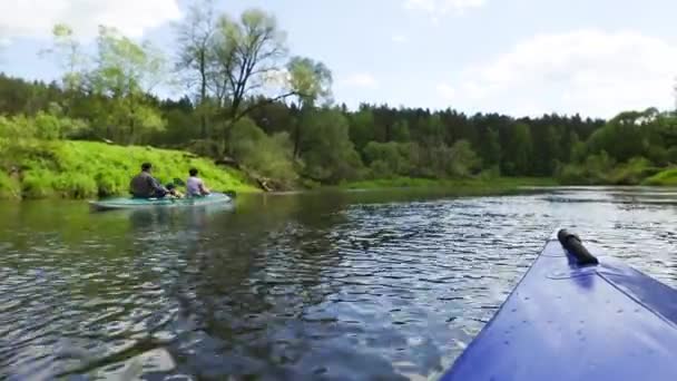 高齢者のカヌーは川を下ります 50年後のアクティブなライフスタイル ボートの中で孫とシニアとシニア カヤック 国内観光 夏の屋外レクリエーション キャンプ — ストック動画
