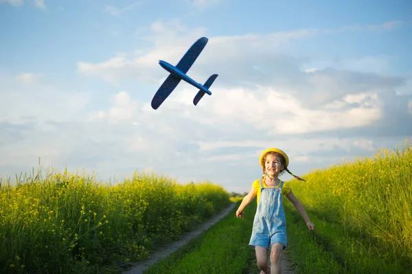 Дівчина Жовтому Панамському Капелюсі Запускає Іграшковий Літак Поле Літній Час — стокове фото