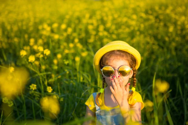 Una Chica Con Sombrero Amarillo Gafas Redondas Mira Sol Campo — Foto de Stock