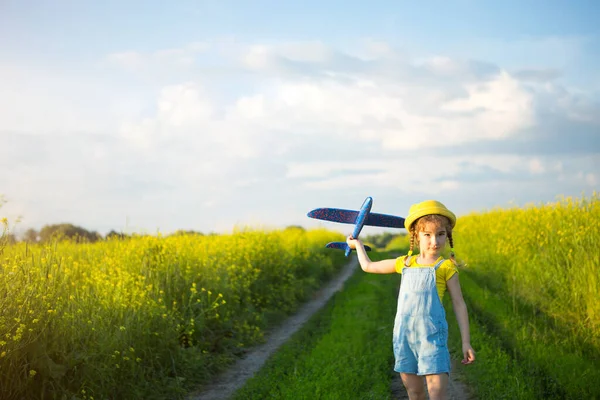 Chica Sombrero Panama Amarillo Lanza Avión Juguete Campo Hora Verano — Foto de Stock