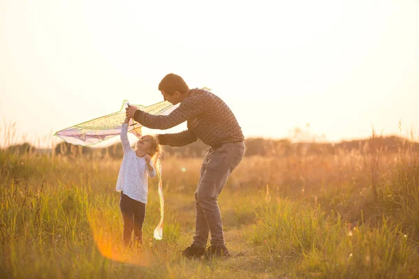 Тато Допомагає Своїй Дочці Літати Повітряному Змії Влітку Заході Сонця — стокове фото