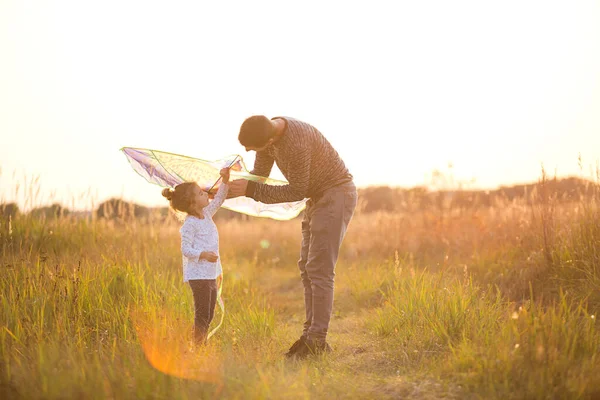 Papai Ajuda Sua Filha Voar Papagaio Campo Verão Pôr Sol — Fotografia de Stock