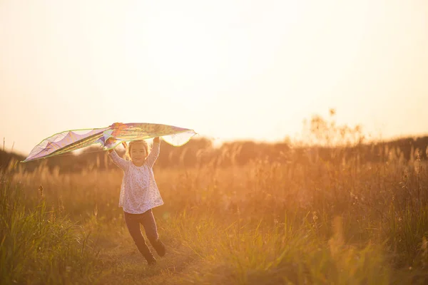 Una Chica Corre Campo Con Una Cometa Aprende Lanzarla Entretenimiento — Foto de Stock