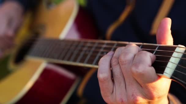 Man Speelt Gitaar Zingt Liedjes Openlucht Bij Zonsondergang Hand Toets — Stockvideo