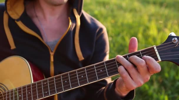 Hombre Toca Una Guitarra Canta Canciones Aire Libre Atardecer Mano — Vídeo de stock