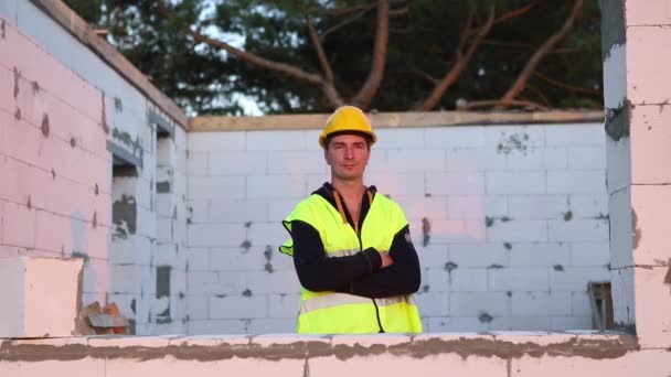 Trabajador Construcción Casco Amarillo Chaleco Reflectante Encuentra Una Ventana Que — Vídeos de Stock