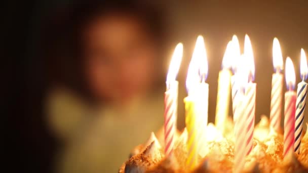 Ragazza Guarda Candele Accese Sulla Torta Esprime Desiderio Compleanno Fiamma — Video Stock