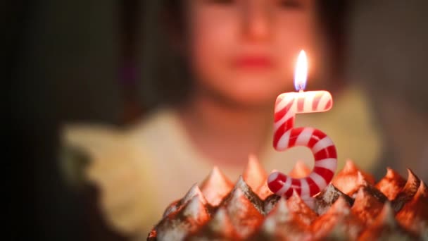 Das Mädchen Blickt Auf Die Brennende Kerze Mit Der Zahl — Stockvideo