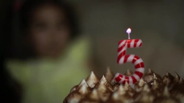 Papa Zündet Kerzen Mit Der Nummer Auf Dem Kuchen Für — Stockvideo