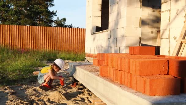 Liten Flicka Leker Byggmästare Byggplatsen För Stuga Barnsäkerhet Vuxenlek Dröm — Stockvideo