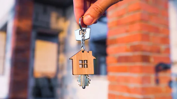 Hand Mit Dem Schlüssel Zum Zukünftigen Haus Vor Dem Hintergrund — Stockfoto