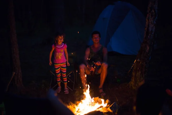 Papa Dochter Zitten Nachts Bij Het Vuur Open Lucht Zomer — Stockfoto