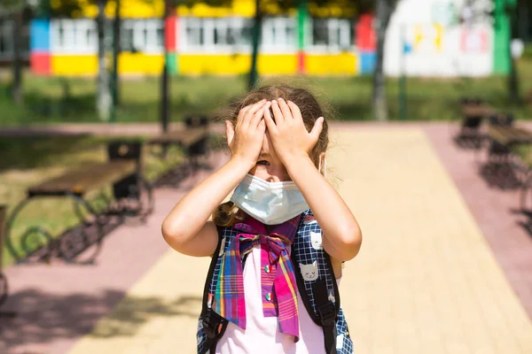 Ragazza Con Uno Zaino Vicino Alla Scuola Dopo Lezioni Toglie — Foto Stock