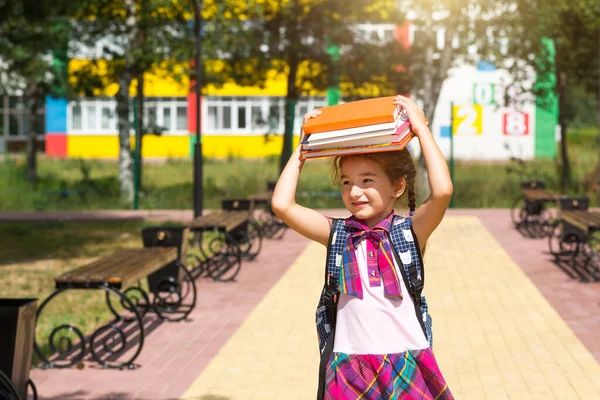 Flicka Med Ryggsäck Och Bunt Böcker Huvudet Nära Skolan Tillbaka — Stockfoto