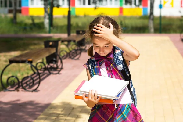 Flicka Med Ryggsäck Och Bunt Böcker Nära Skolan Tillbaka Till — Stockfoto