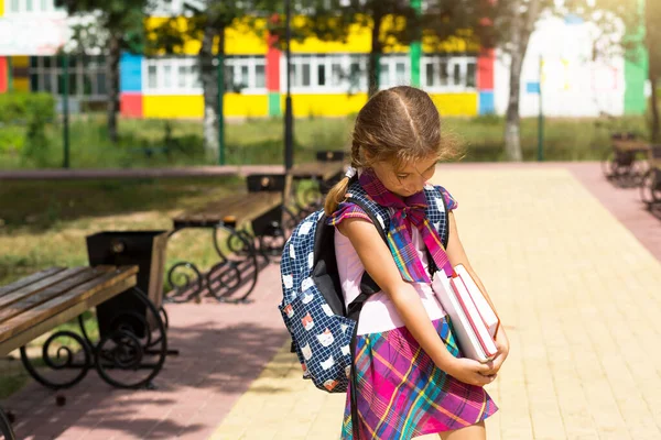 Flicka Med Ryggsäck Och Bunt Böcker Nära Skolan Tillbaka Till — Stockfoto