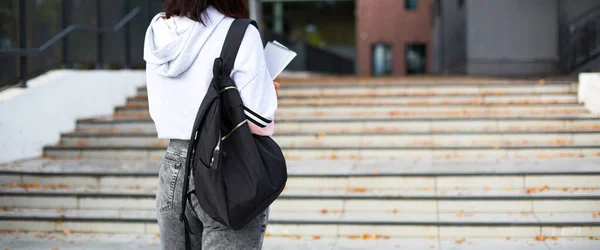 Una Estudiante Con Una Mochila Negra Cuaderno Las Manos Está —  Fotos de Stock