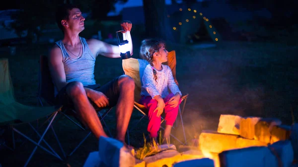 Papa Dochter Zitten Nachts Bij Het Vuur Open Lucht Zomer — Stockfoto