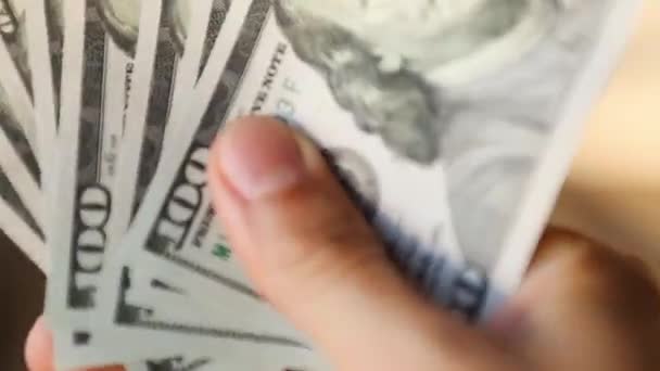 Mano Mette Una Banconota Cento Dollari Una Pila Prende Una — Video Stock