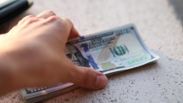 Main Met Billet Cent Dollars Dans Une Pile Prend Billet — Video