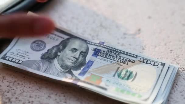 100 Dolarlık Banknotu Yığının Içine Koyar Bir Banknot Alır Nakit — Stok video