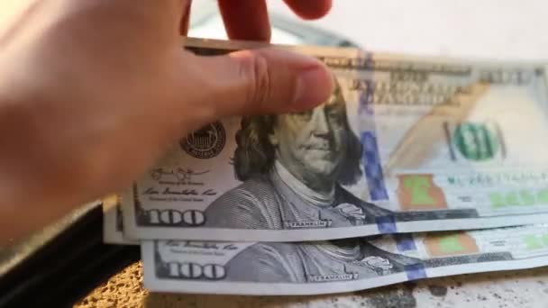 Dłoń Umieszcza 100 Dolarowy Banknot Kupce Bierze Banknot Pieniądze Gotówkowe — Wideo stockowe