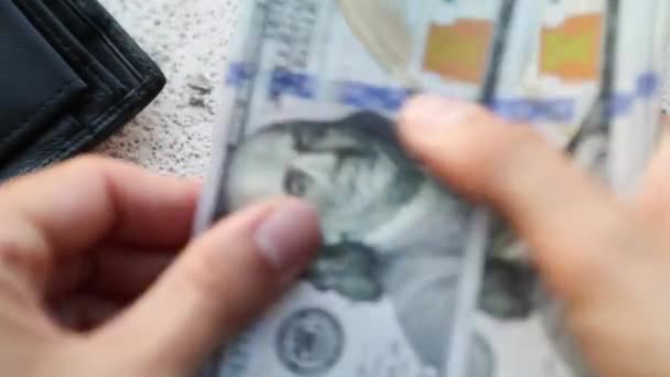 Χέρια Μετράνε Χρήματα Των Λογαριασμών Μετακινούν Δολάρια Απλώνονται Σαν Ανεμιστήρες — Αρχείο Βίντεο