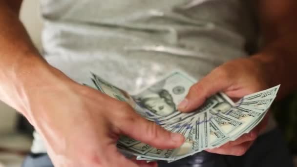 Tangan Menghitung Tagihan Uang Mereka Pergeseran Dolar Menyebar Seperti Kipas — Stok Video