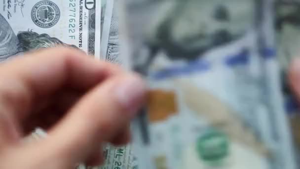 Χέρια Μετράνε Χρήματα Των Λογαριασμών Μετακινούν Δολάρια Απλώνονται Σαν Ανεμιστήρες — Αρχείο Βίντεο