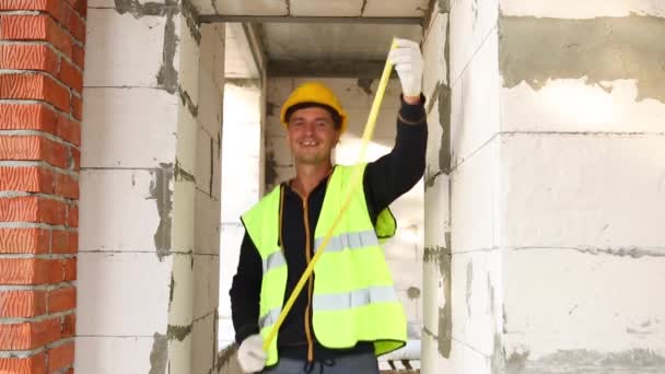 Alegre Trabajador Construcción Sitio Construcción Bailando Con Una Cinta Métrica — Vídeos de Stock