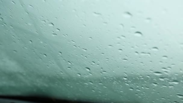 Esőcseppek Végigfutnak Kocsi Szélvédőjén Nehéz Időjárási Körülmények Ősz Korlátozott Látási — Stock videók