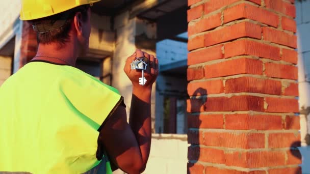 Arhitectul Proiect Stă Lângă Șantierul Construcții Deține Cheia Casei Mână — Videoclip de stoc