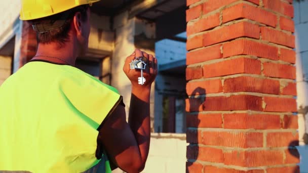 Arquiteto Projeto Fica Perto Canteiro Obras Tem Chave Casa Sua — Vídeo de Stock