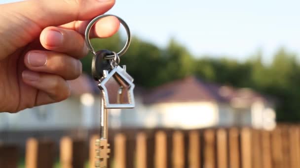Kulcsgyűrű Kulcstartóval Kezében Kerítés Ház Háttere Otthonba Költözni Jelzálogot Venni — Stock videók