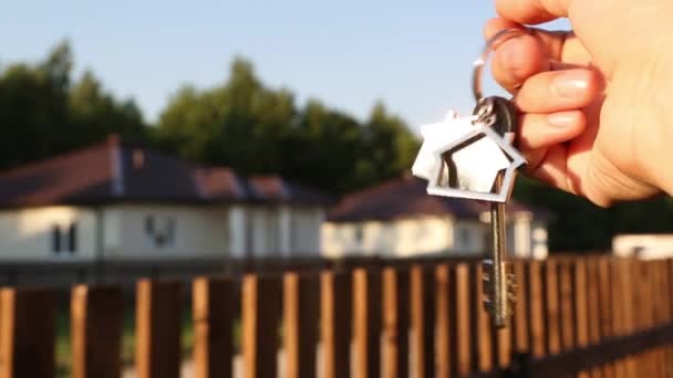 Kulcsgyűrű Kulcstartóval Kezében Kerítés Ház Háttere Otthonba Költözni Jelzálogot Venni — Stock videók