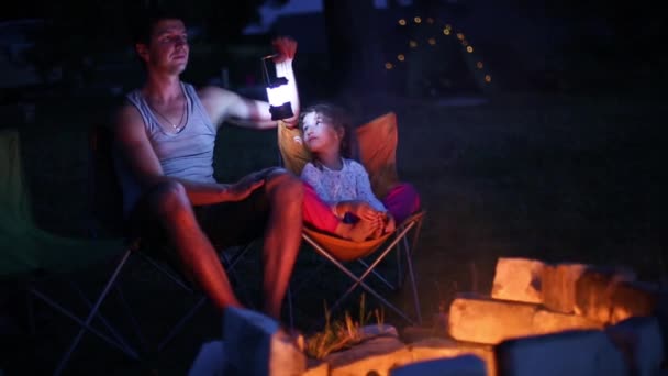 Vater Und Tochter Sitzen Nachts Offenen Feuer Sommer Der Natur — Stockvideo