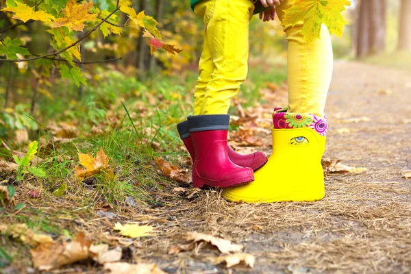 Nohy Červených Žlutých Gumových Botách Matky Dcery Podzimním Lese Sezónnost — Stock fotografie