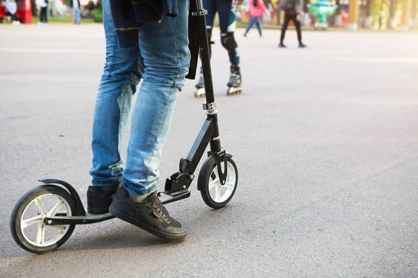 Gambe Uomo Jeans Scarpe Ginnastica Uno Scooter Nel Parco Una — Foto Stock