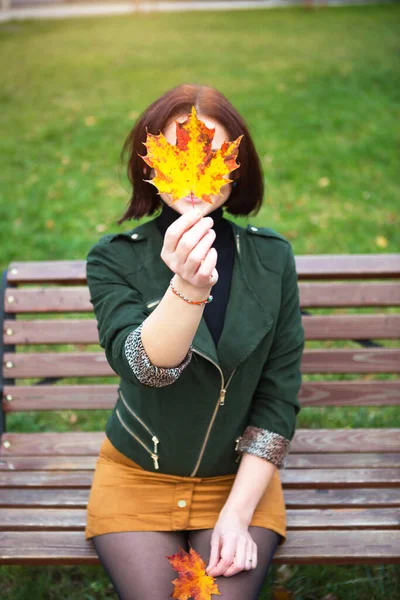 Žena Žlutým Spadlým Javorovým Listem Zakryje Tvář Podzimní Portrét Bez — Stock fotografie