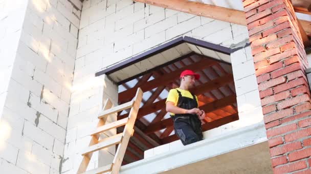 Trabajador Construcción Sitio Construcción Mide Longitud Abertura Ventana Pared Ladrillo — Vídeos de Stock