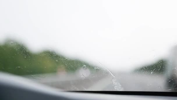 限られた視認性の条件で車を運転 ワイパークリーンなフロントガラス 高速道路のヘッドライトとの対向交通 困難な気象条件での道路の安全性 車内からの眺め — ストック動画